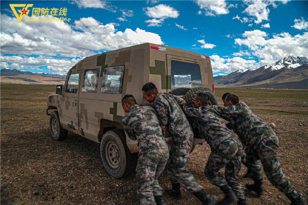 雨水裹着汗水海拔越*官高**兵的体能训练就越嗨
