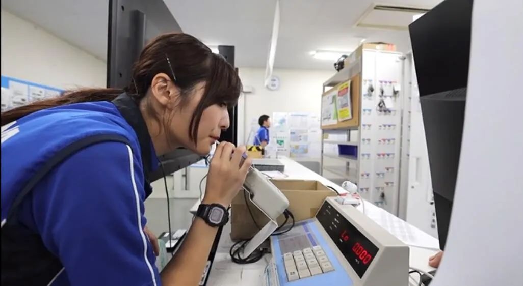 日本女快递员的一天过的有多潇洒,日本快递员的一天视频