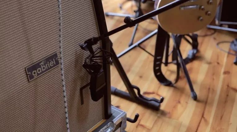 手持电容麦克风是大振膜吗,大振膜电容麦和大振膜麦克风区别