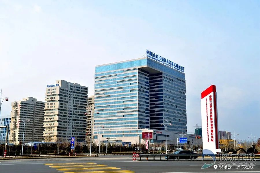 跟着干部视察工作,跟着领导们参观应该站在哪里