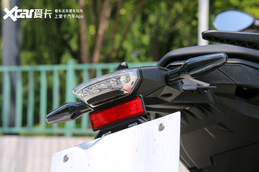 宝马f900r旅行版和运动版怎么选,新款宝马大小眼街车