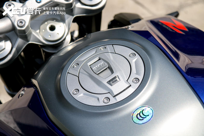 宝马f900r旅行版和运动版怎么选,新款宝马大小眼街车