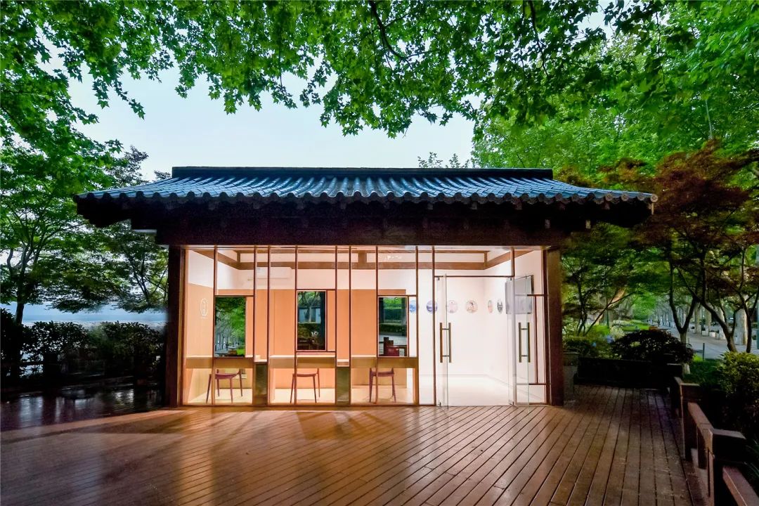 西湖边有汉服体验店吗,西湖旁边的汉服体验馆在哪