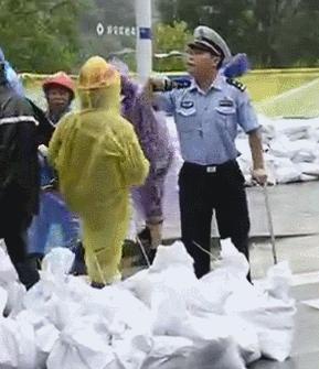 每小时2个西湖冲向下游，新安江水库水位开始下降！建德30万人受影响，桐庐多处汪洋