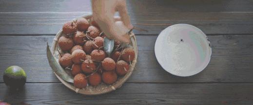 【专家在身边】妈妈的“好意”，却让六岁女孩直喊胸部疼？避免性早熟，专家的十二字秘诀要记牢