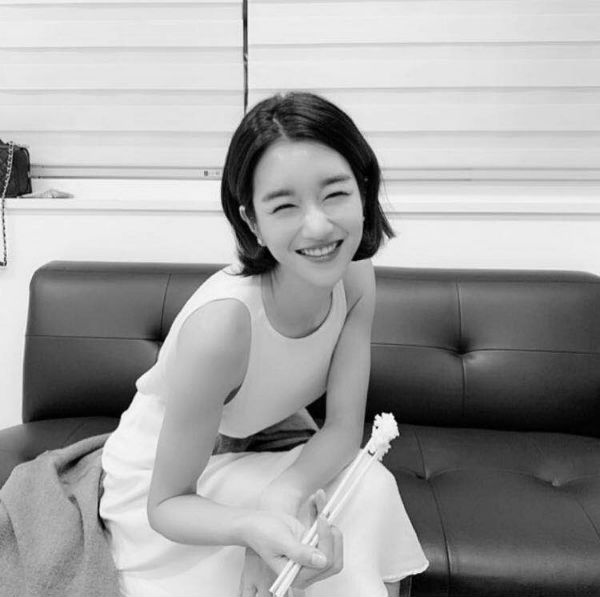 徐睿知倒钩眼线妆,金秀贤徐睿知魔女作品