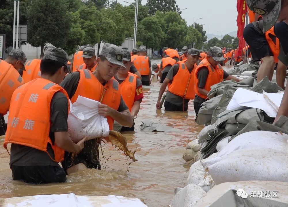 抗洪抢险的画面,抗洪一线的动人画面
