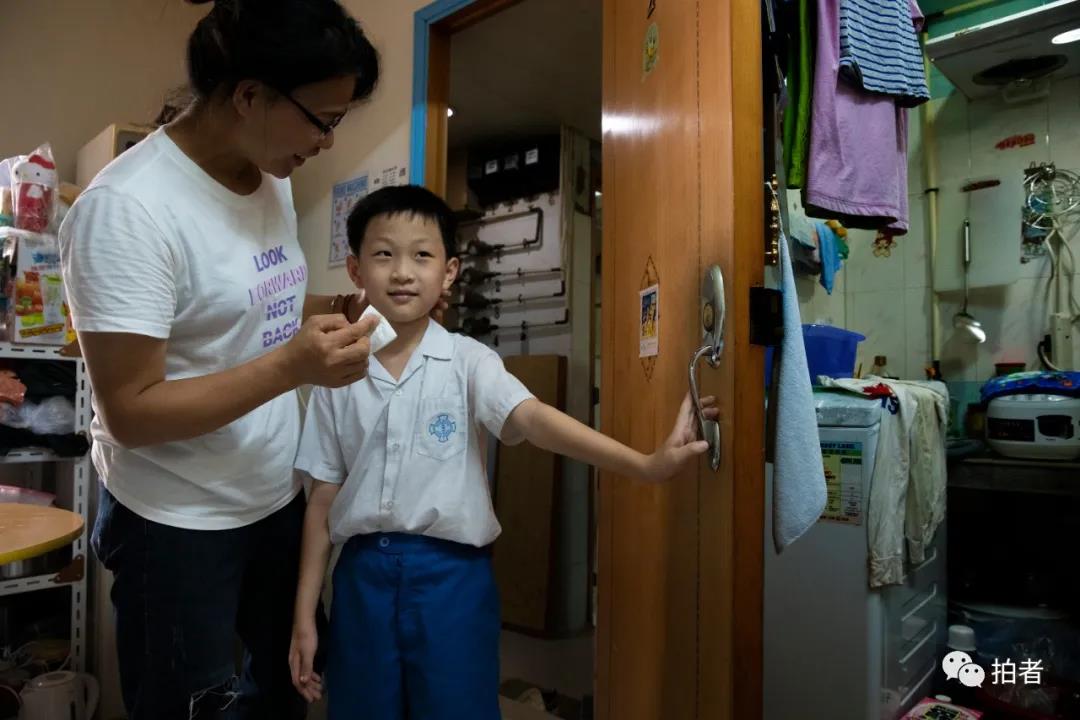 香港单亲妈妈住8平方劏房,香港深水埗劏房单亲妈妈