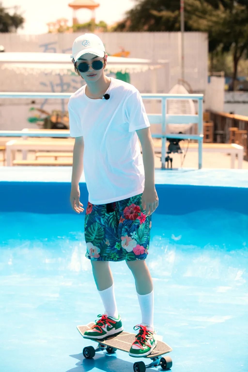 冲浪馆坐风破浪,海上冲浪坐风破浪