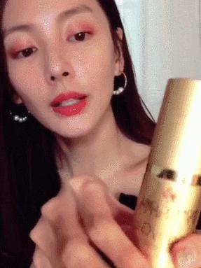 大家都在追《三十而已》，我却偷偷看了看她的化妆台