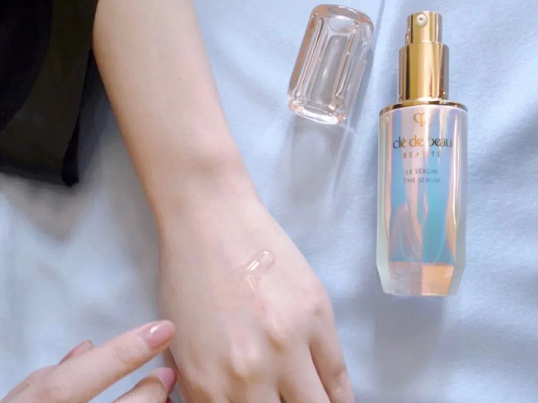 大家都在追《三十而已》,我却偷偷看了看她的化妆台