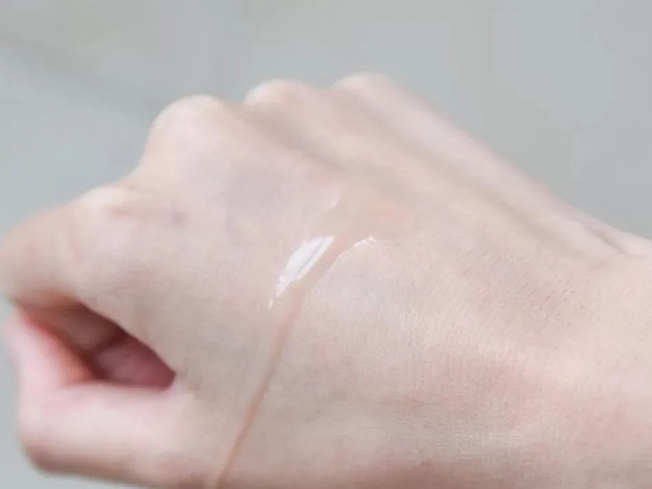 大家都在追《三十而已》,我却偷偷看了看她的化妆台