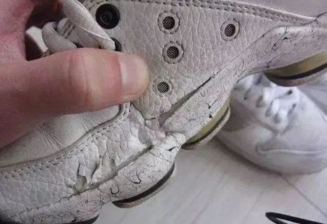 鞋子脏很久的污渍怎么洗掉,浅色鞋脏了怎么洗干净