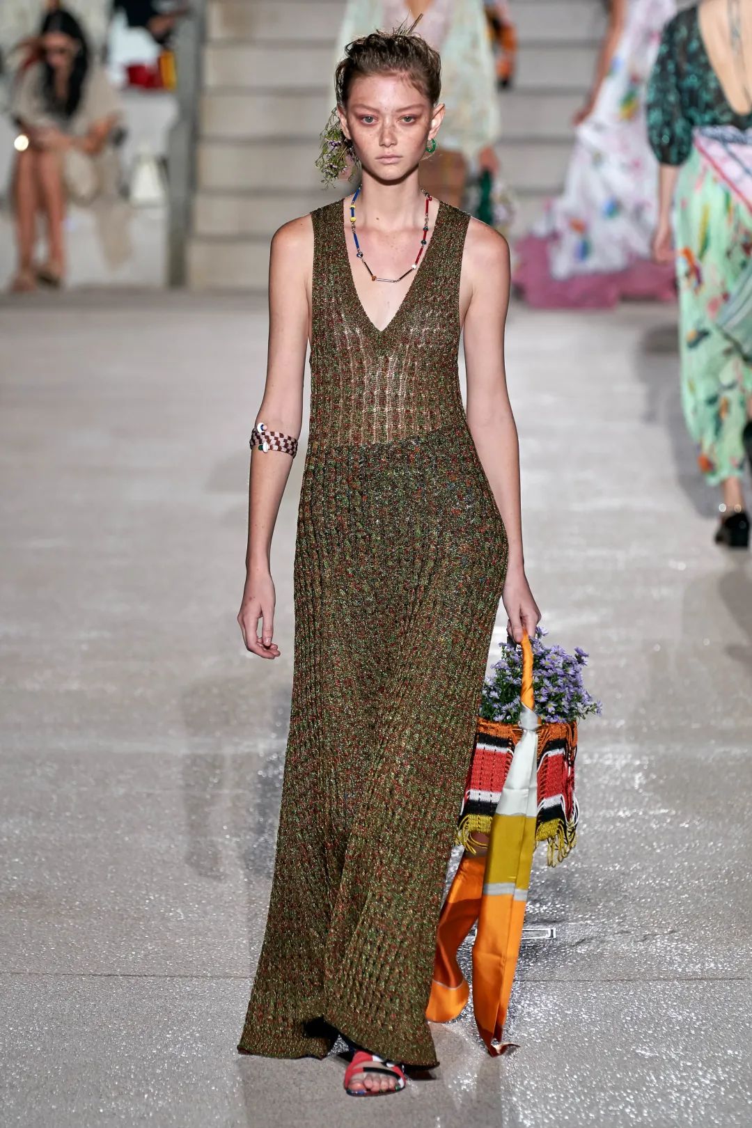 夏天可以穿针织吗,谁说夏季不能穿套装