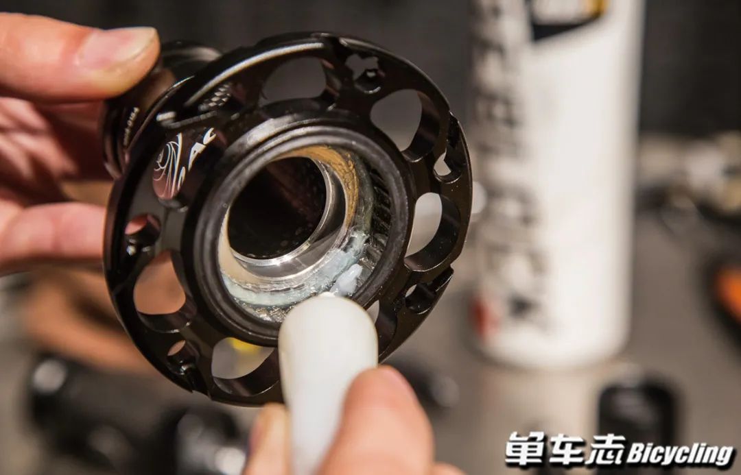 久裕培林花鼓塔基的拆卸保养视频,公路自行车培林花鼓保养