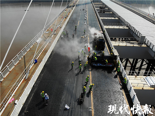 一周磨坏一双鞋！脚踏136℃沥青，他们“趁热”修路