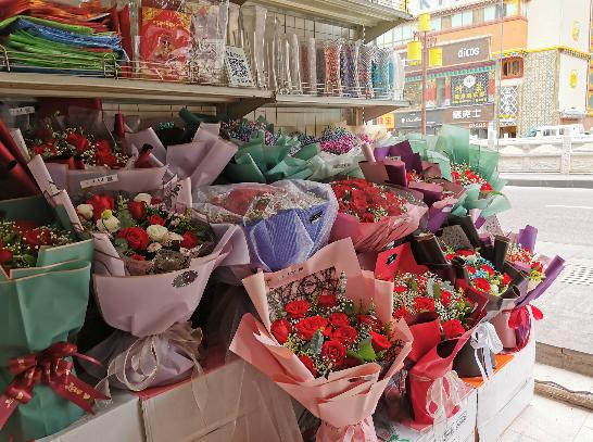 七夕走访花店,七夕鲜花走俏商圈促销多