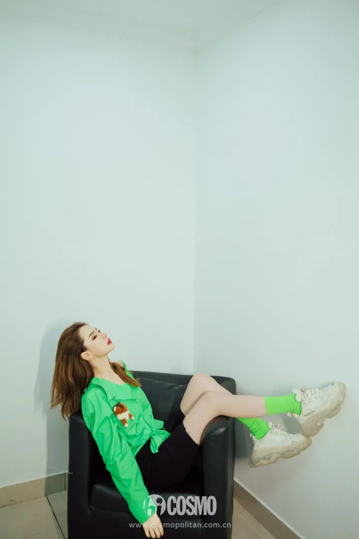 配饰狂|娜娜左黄右紫的撞色袜时髦到飞起,我有点跟不上...