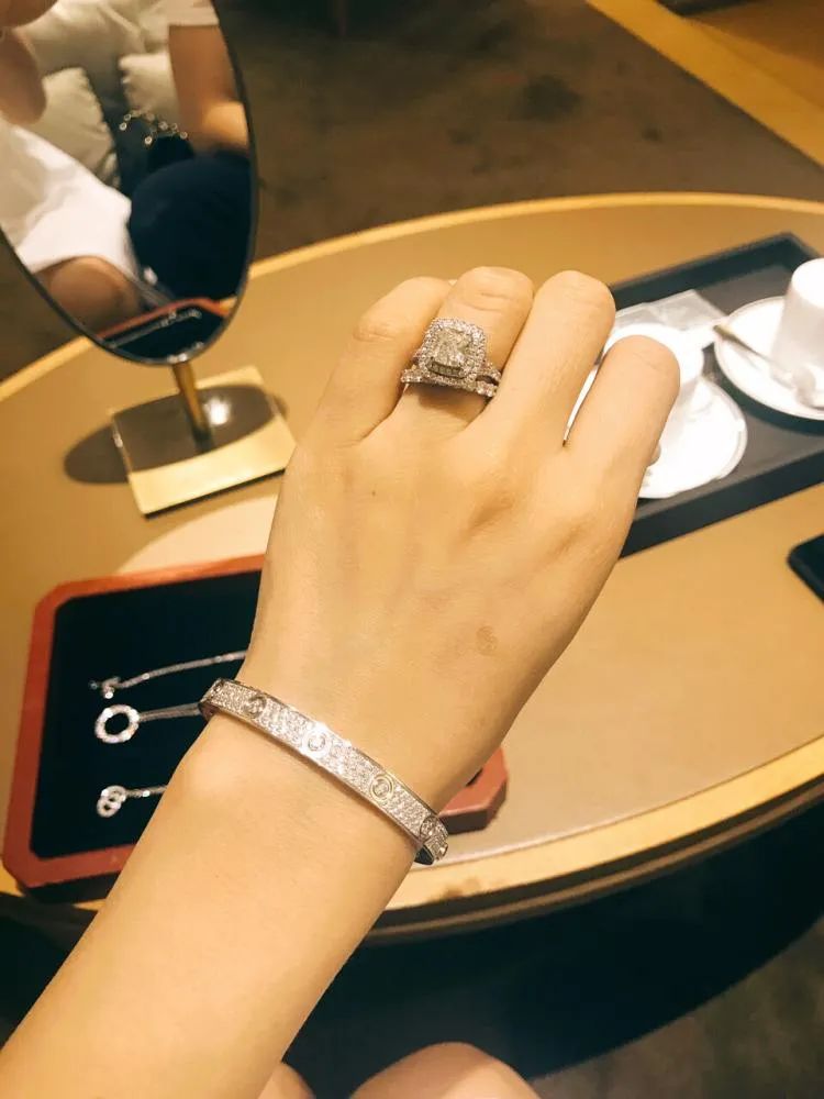 女子花三万买了一口价手镯,女子花了三百块买了一只黄金手镯