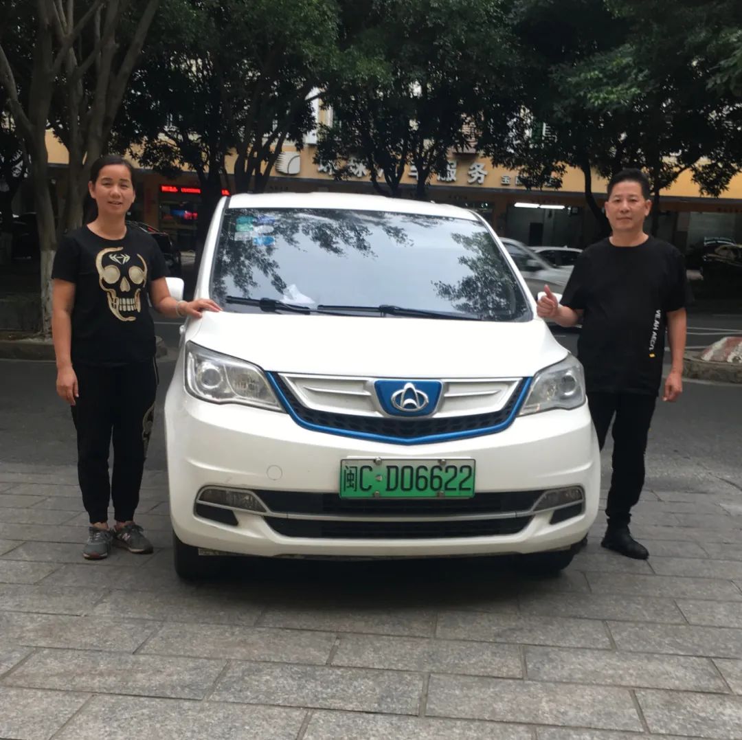 网约车司机送四个孩子,一个网约车司机带走三个女孩