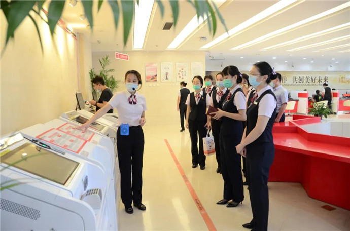 济宁儒商村镇银行走进总行网点学习感受数字化转型发展