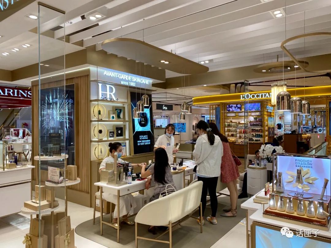 南京路步行街“百世新”组合出道，佛罗伦萨小镇五城联动，买买买不停