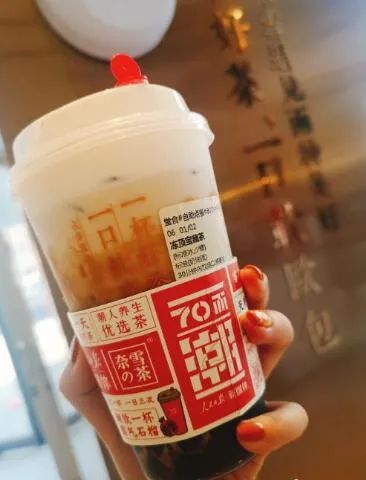 入秋第一杯52块钱的奶茶,奶茶刷爆朋友圈的秋天的第一杯
