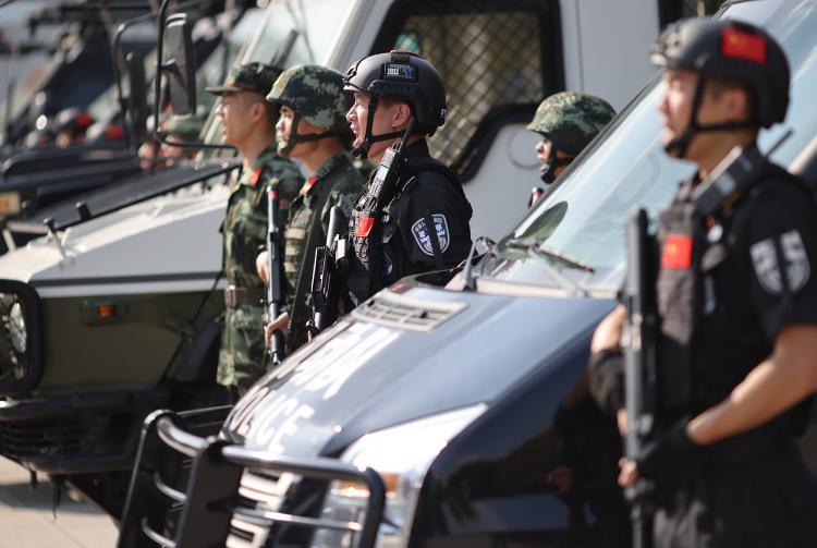 特巡警大队开展日常武装巡逻,各地公安全副武装夜间巡逻