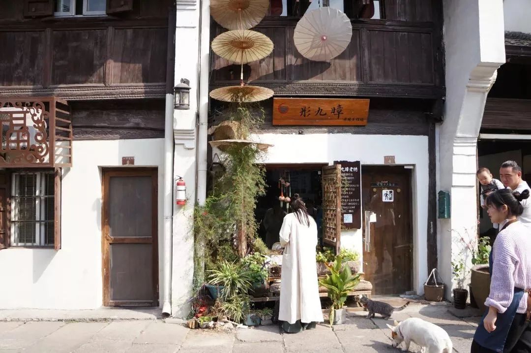 今天，中秋邂逅国庆！拱墅一身“红妆”一城月色，映照万千团圆至味！