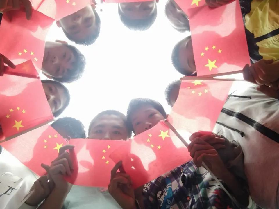 请跟我一起向祖国表白,深情的向祖国表白