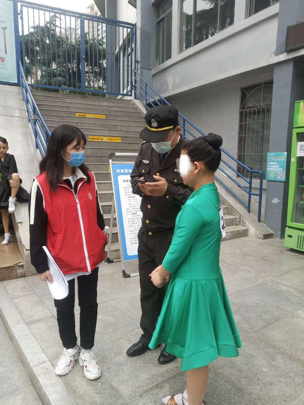 小选手出场震撼全场,选手哭了的视频