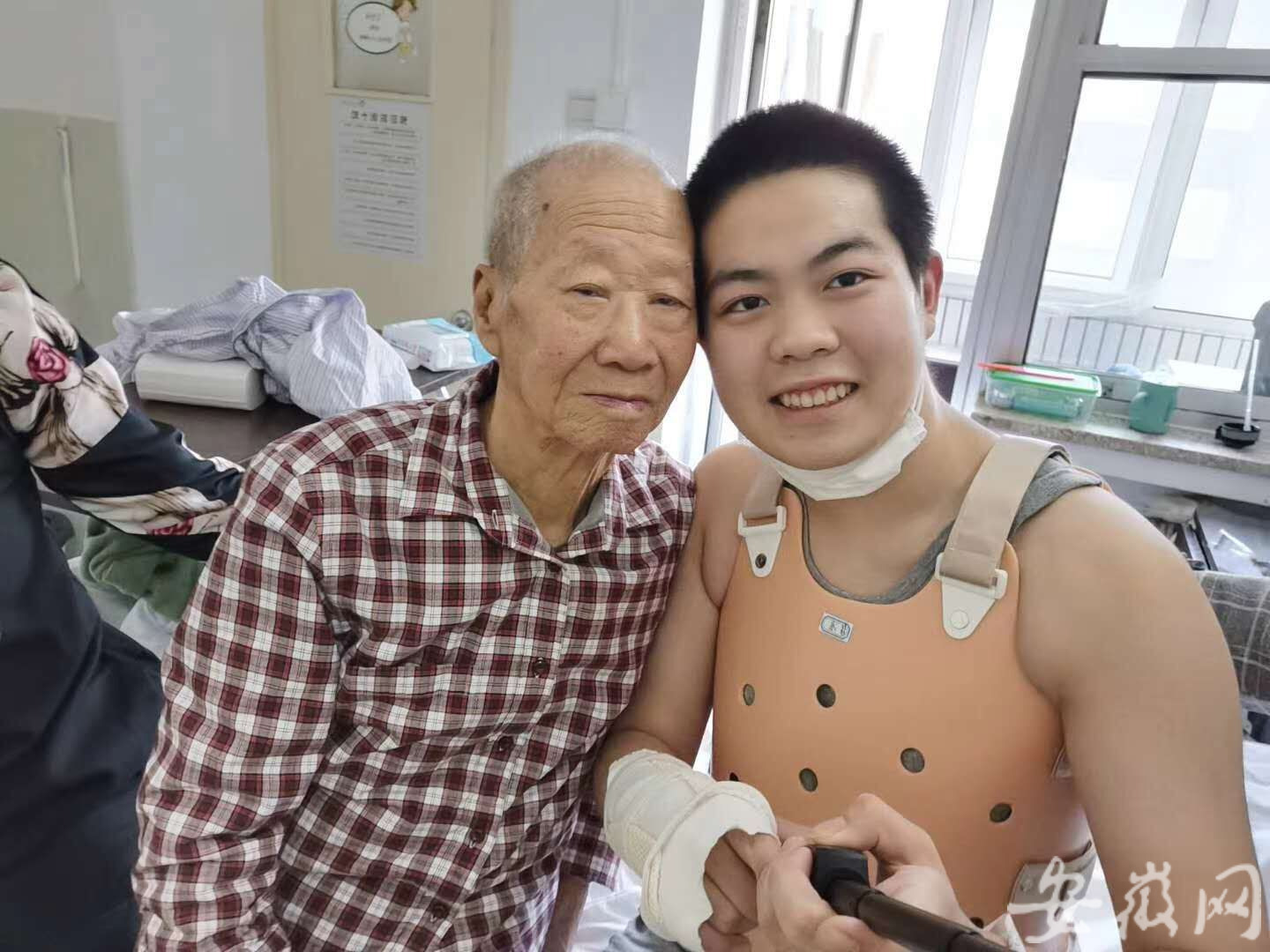 爱心捐赠助力高考,爱心接力让坐轮椅考生平安高考