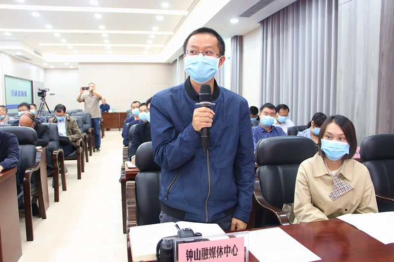 10月27日贺州市举行“决战决胜脱贫攻坚”钟山专场新闻发布会