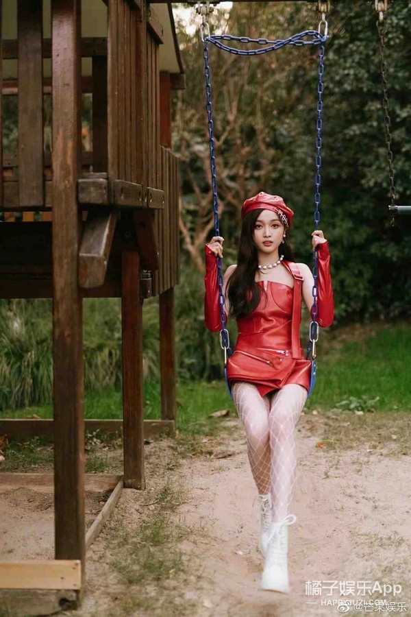 娱乐圈土味审美大赏！渔网袜透明雨衣蕾丝内衬，求双没看过的眼睛