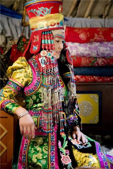 蒙古族的特色服饰图片,蒙古草原风情服饰