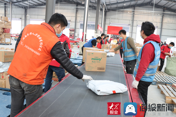 双十一快递临时分拣员,备战双十一快递分拣视频