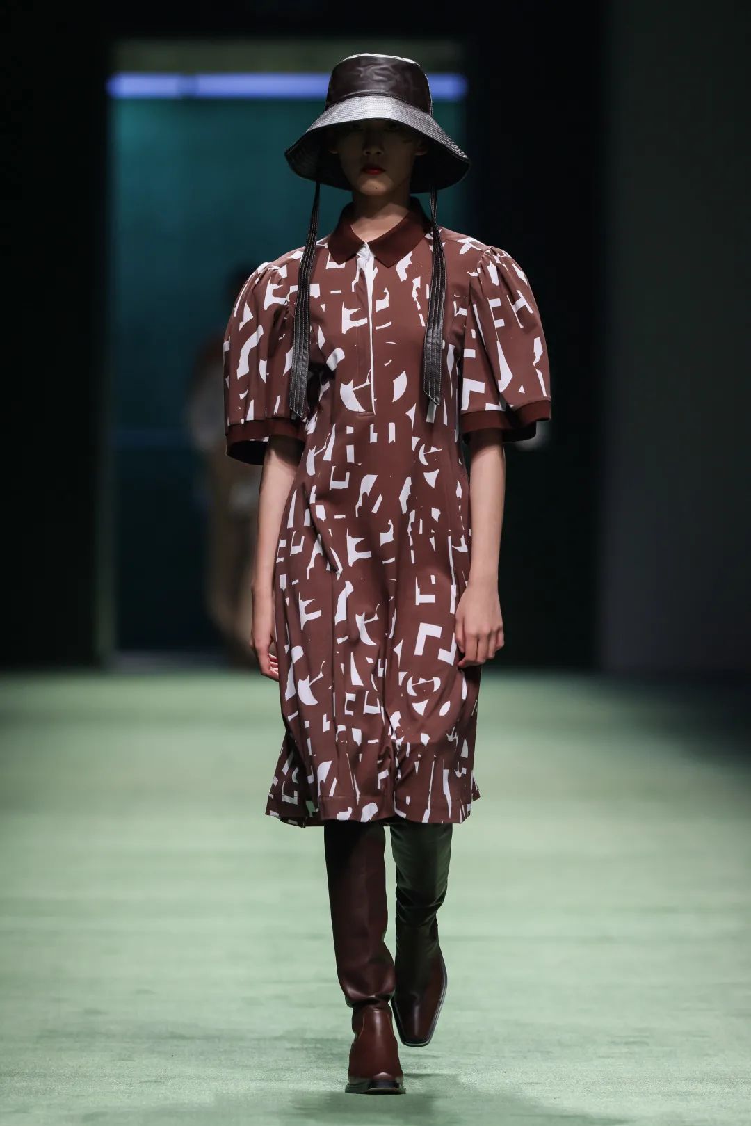 2023秋冬上海时装周秀场设计,2020春夏上海时装周展会分析
