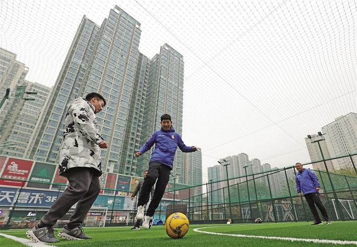 把体育运动普及到群众中去,把福利送到千家万户条幅