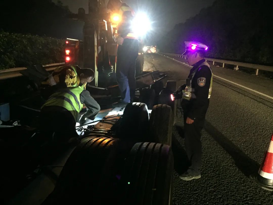 大货车侧翻有多危险,违停避险车道造成货车侧翻