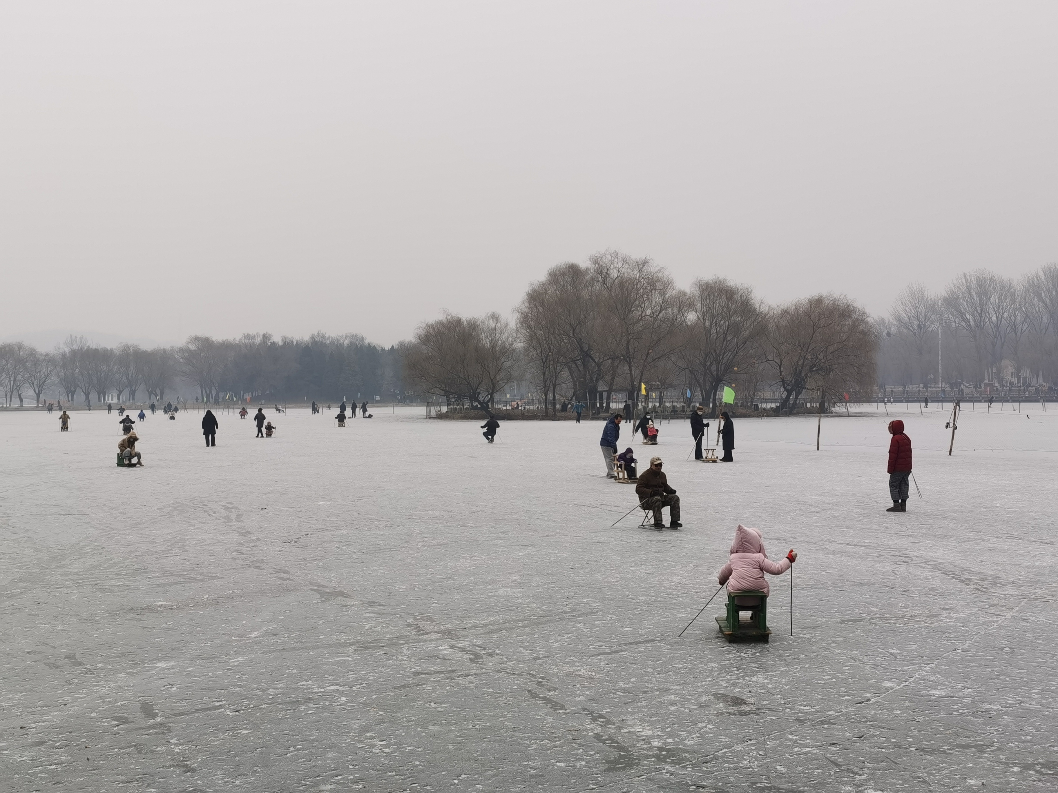 家长带孩子滑冰,家长带孩子滑冰助力冬奥