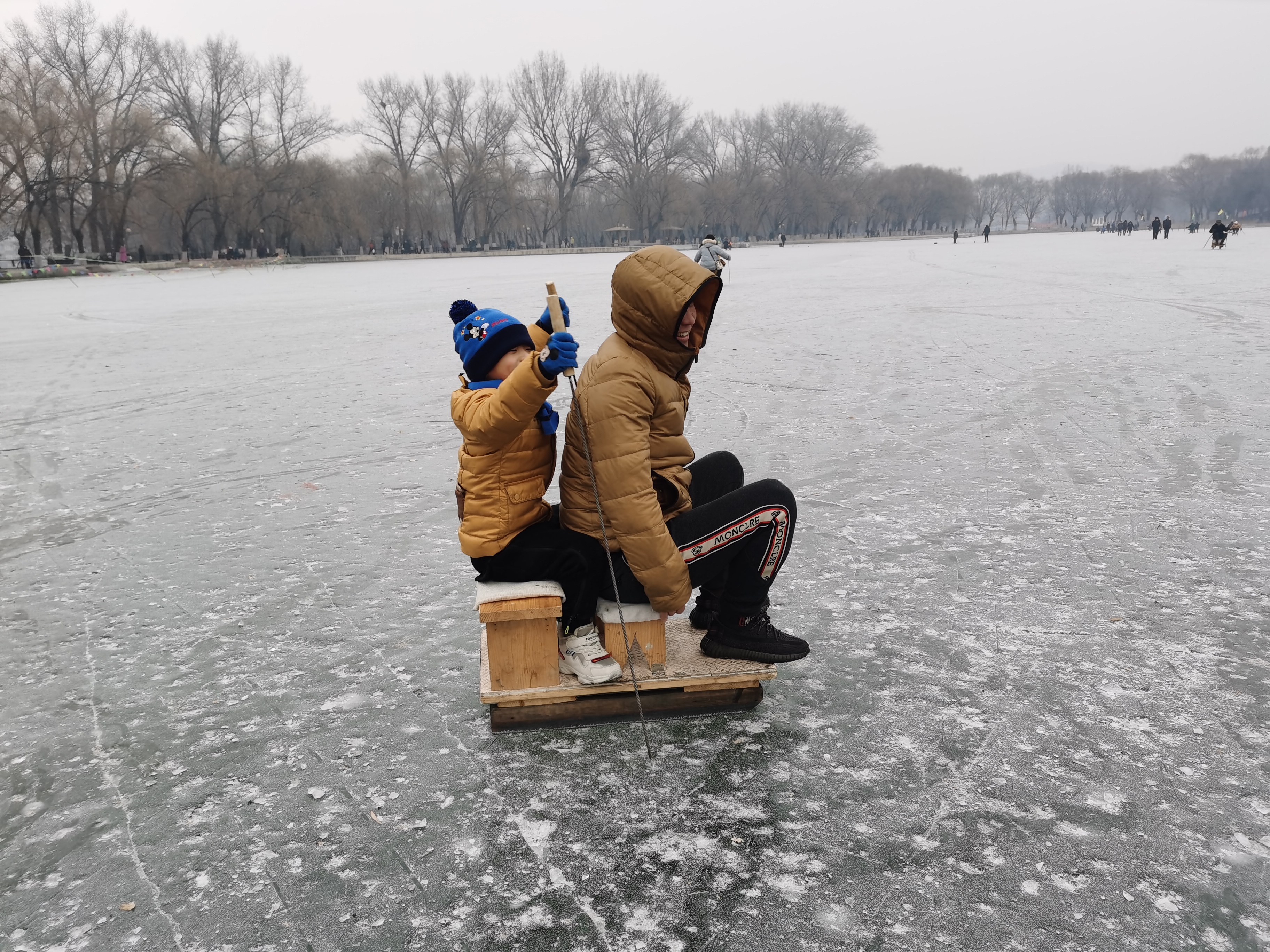家长带孩子滑冰,宝宝玩滑滑车开心快乐
