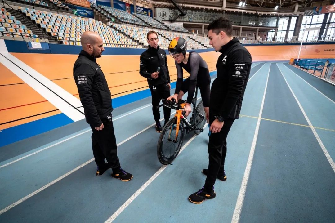 看看赛车手是怎么在家校考驾照的,看看赛车手是如何在赛道上驾驶