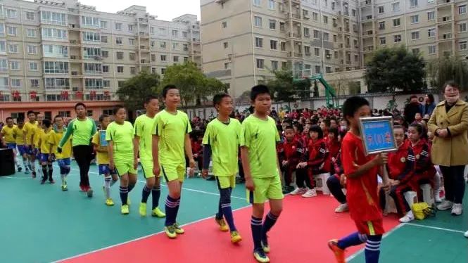 临洮县实验三小校园足球比赛,实验二小踢足球比赛直播