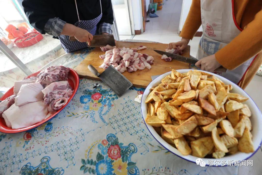 室外柴火灶带锅,柴火灶炒菜做饭