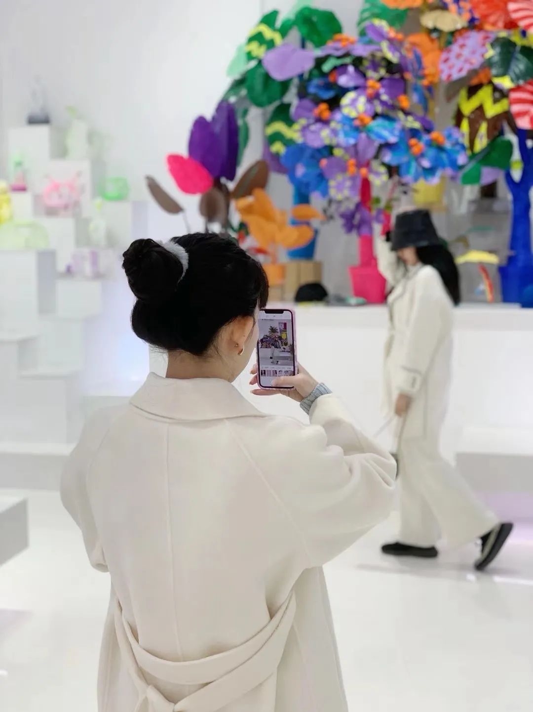 你家楼下的免费展览空间，晒着暖烘烘的太阳散步去吧