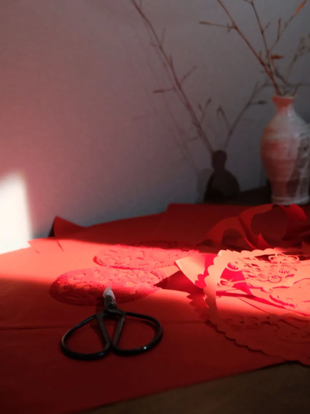 你家楼下的免费展览空间，晒着暖烘烘的太阳散步去吧