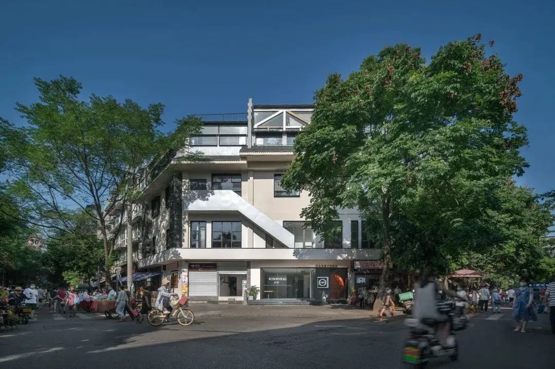 你家楼下的免费展览空间，晒着暖烘烘的太阳散步去吧