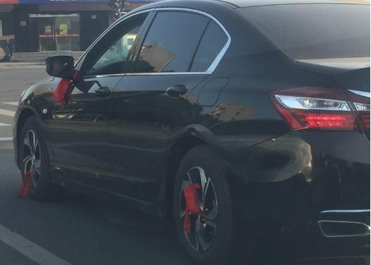 新车绑红带的好处,新车红布条绑哪里最好