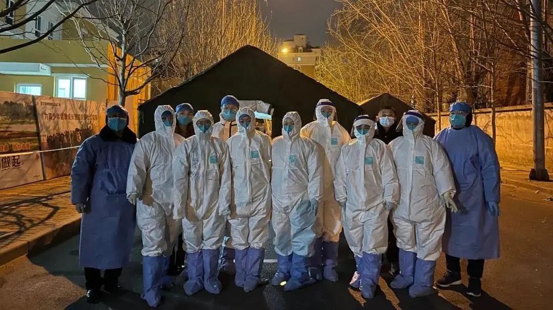 如果祖国有颜色那一定是中国红,如果战疫有颜色