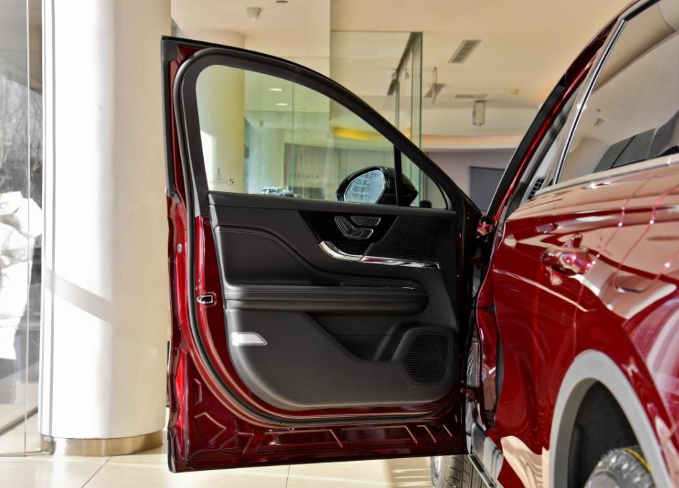 新款林肯冒险家和q3哪个值得买,林肯冒险家对比奥迪q3